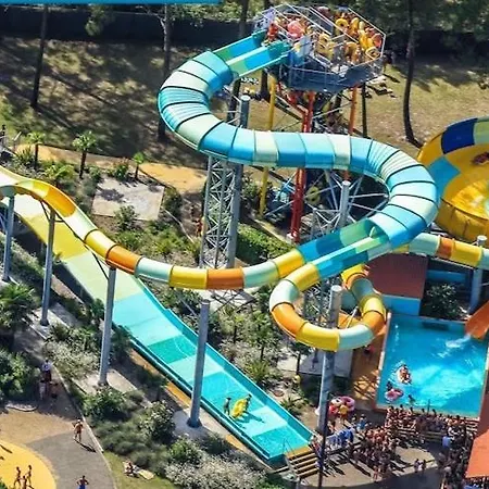 In Castle Park With Heated Pool Salles (Gironde)